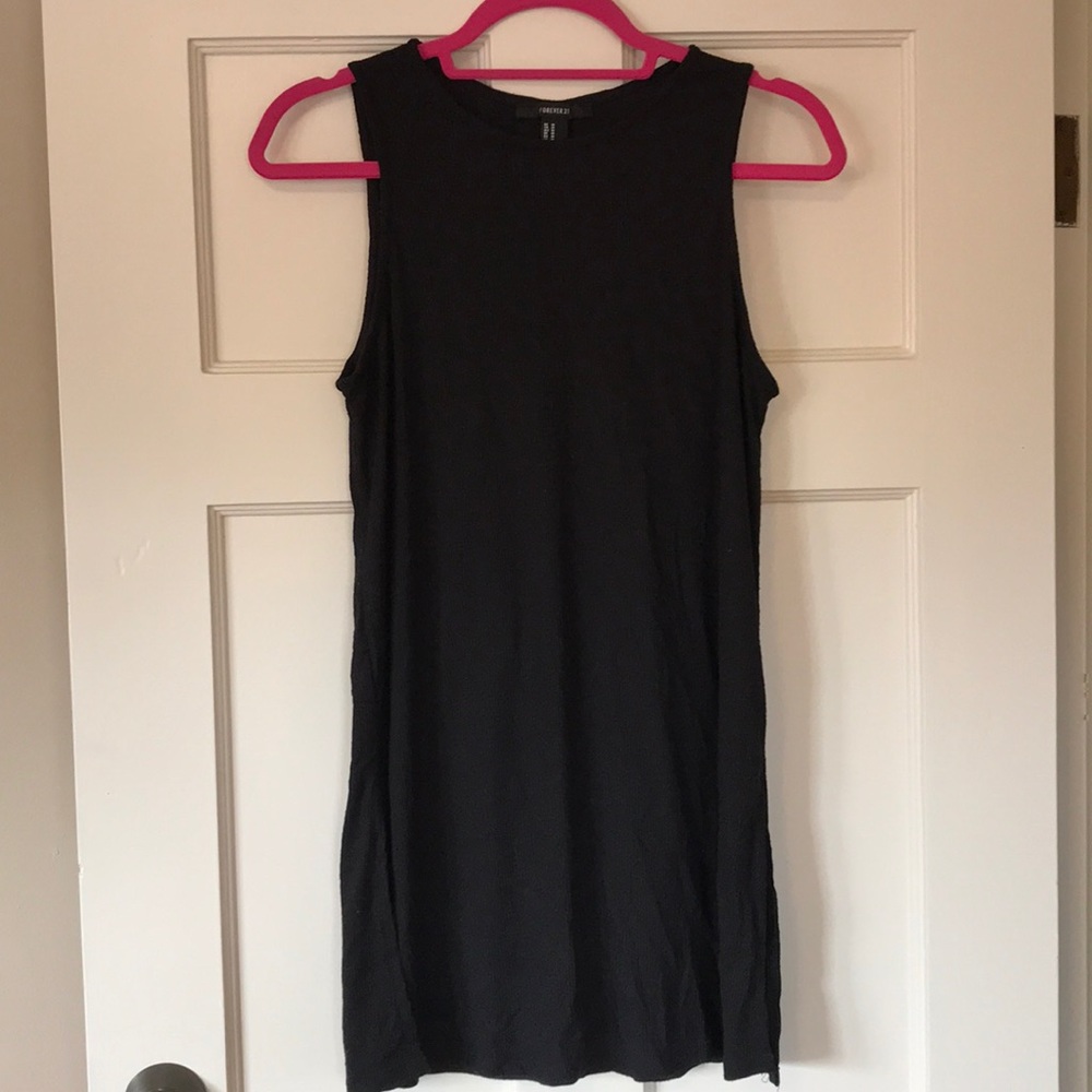 Long sleeveless black top. 😎